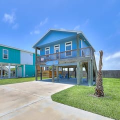 Eskridge Gem Unit A - Deck Views & Dog-Friendly