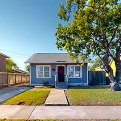 Cozy Home - Bay Views, Fenced Yard, Dogs OK