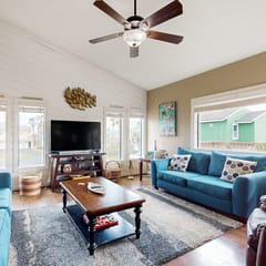 Sea La Vie Retreat - Walk to Beach & Shared Pool