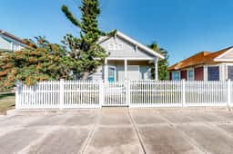Castaway Cottage - Big Backyard & Dog-Friendly - Image 4
