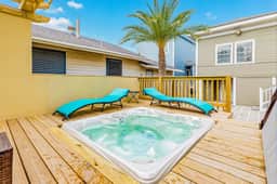 Ocean Waves - Hot Tub, Fenced Yard & Dogs OK - Image 4