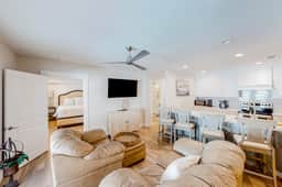 Carolyn's Beach House unit B - Image 5
