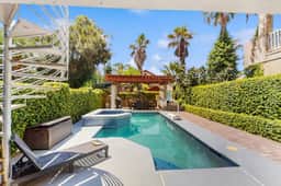 Oleander Paradise Beach House - Image 3