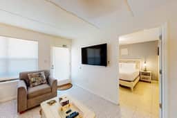 Sunrise Condo at Parklane - Image 4