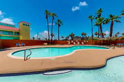 Sunrise Condo at Parklane - Image 2