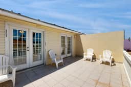 Mars Island Unit B - Private Pool, Walk to Beach - Image 3