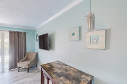 Seawall Getaway - Pool, Balcony, Walk to Beach - Image 5