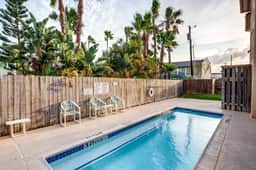 Shoreline Oasis - Shared Pool, Steps to the Beach - Image 2