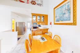 Acapulco Townhouse - Walk to Beach & Dog-Friendly - Image 2