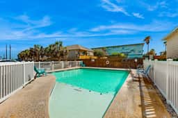 The Coral Cove - Walk to Beach, Pool & Dogs OK - Image 3