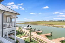 Luxury Golden Beauty on the Bay - Image 3