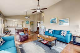 Sea La Vie Retreat - Walk to Beach & Shared Pool - Image 2