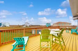 Sea La Vie Retreat - Walk to Beach & Shared Pool - Image 4