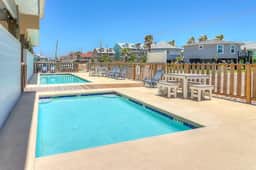 Stack Overflow - Balcony, Pool & Dog-Friendly - Image 4