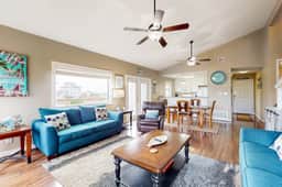 Sea La Vie Retreat - Walk to Beach & Shared Pool - Image 3