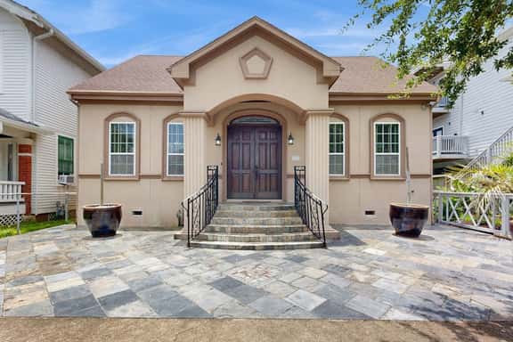 Sandcastle Retreat - Heart of Galveston, Dogs OK - Image 1