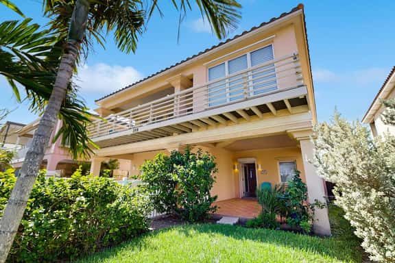 Hibiscus Hideaway Beach House - Image 1