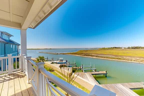 Coastal Luxury Beauty on the Bay - Image 1