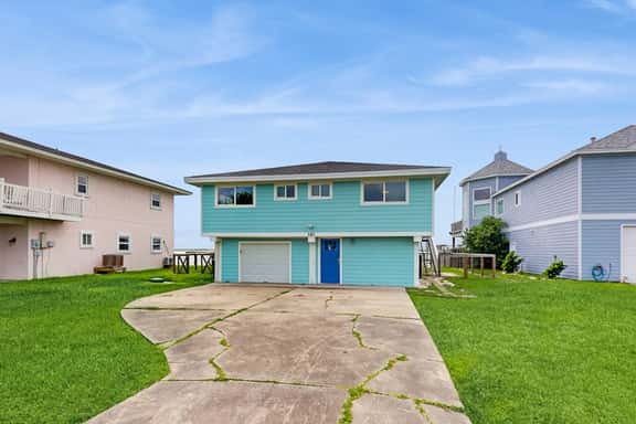Salt Lake Lodge - Bayfront, Big Decks & Yard - Image 1