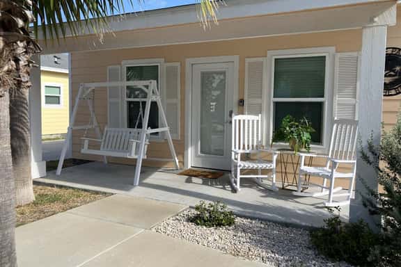 Three Palms By The Bay - Image 1