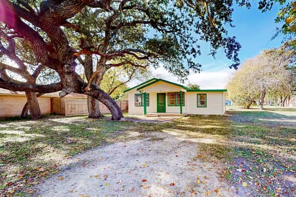 The Bay Breeze - Single-Level with Large Yard - Image 1