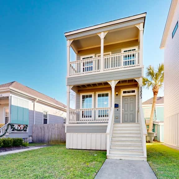 Marie Manor - Walk to Beach, Sleeps 14, Dogs OK - Image 1