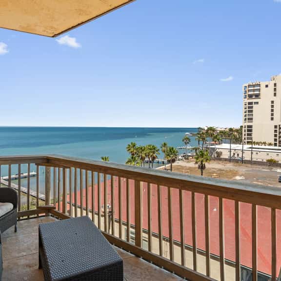 Galleon's Getaway - Monthly Stays, Bayfront, Pool - Image 1