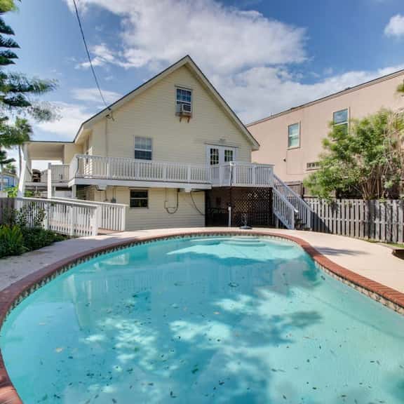 Aries Chateau - Private Pool, Half Block to Beach - Image 1