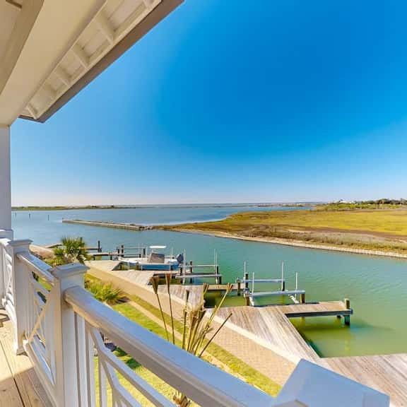 Coastal Luxury Beauty on the Bay - Image 1