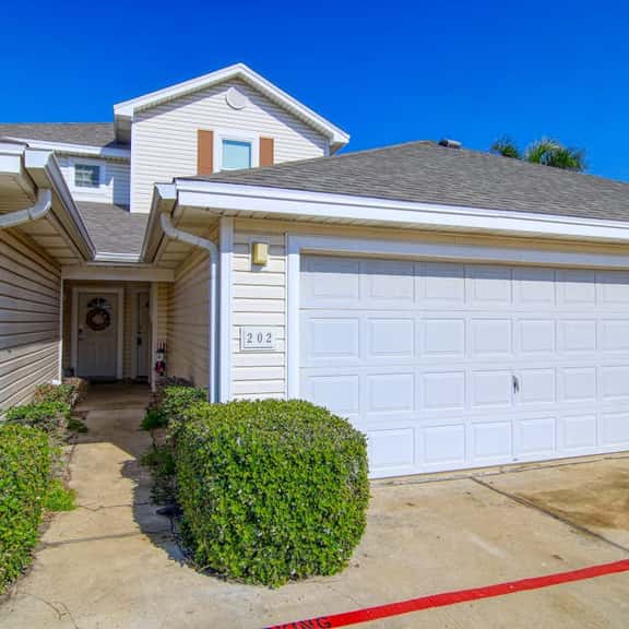 Palm Bay 202 - Heated Pool, BBQ & Beach Access - Image 1