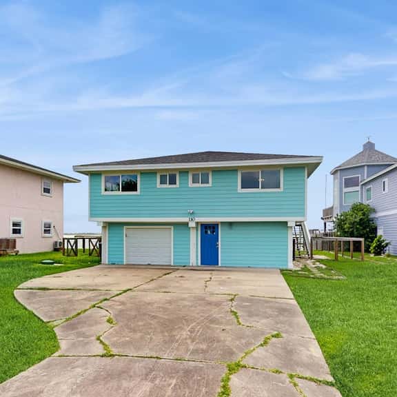 Salt Lake Lodge - Bayfront, Big Decks & Yard - Image 1