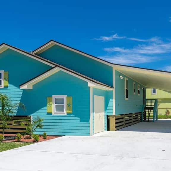 Rockport Getaway - Screened Porch, Near the Beach - Image 1