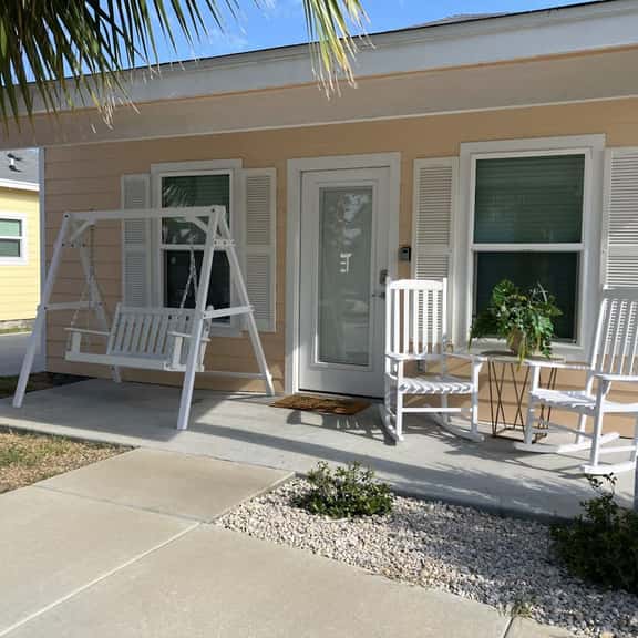 Three Palms By The Bay - Image 1