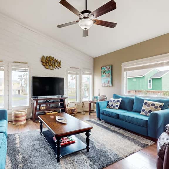 Sea La Vie Retreat - Walk to Beach & Shared Pool - Image 1
