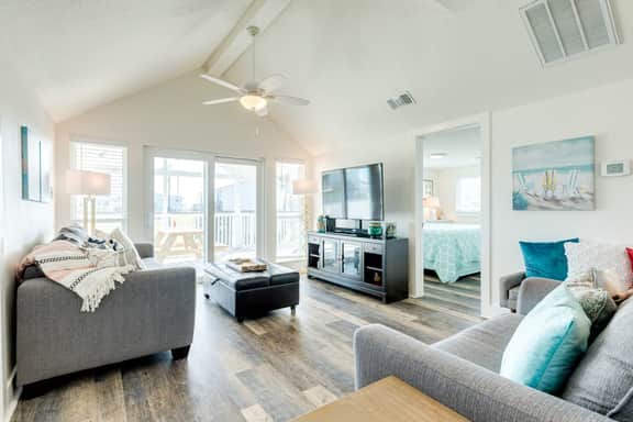 Las Palmas Retreat - Gulf Views & Community Pool - Image 5