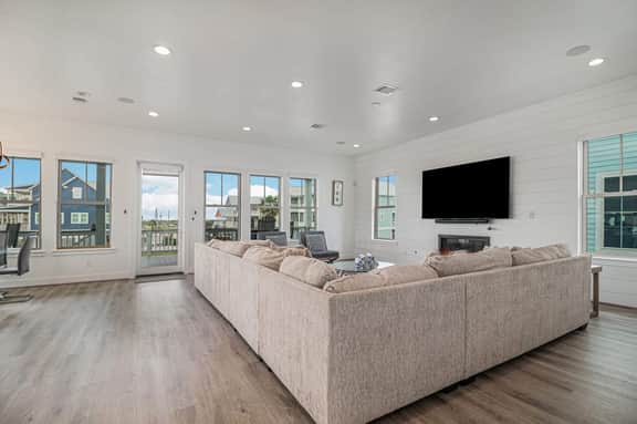 Sky Blue Shores - Gulf Views, Decks, Sleeps 16 - Image 2