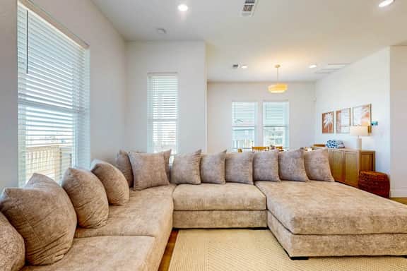The Green Palm - Bay-View Patio & Shared Pool - Image 4