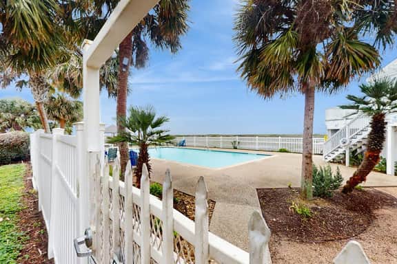 The Green Palm - Bay-View Patio & Shared Pool - Image 3