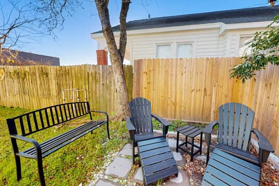 Kay's Kottage - Fenced Yard, Near Beach & Seawall - Image 3