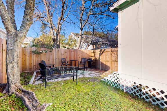 Kay's Kottage - Fenced Yard, Near Beach & Seawall - Image 2