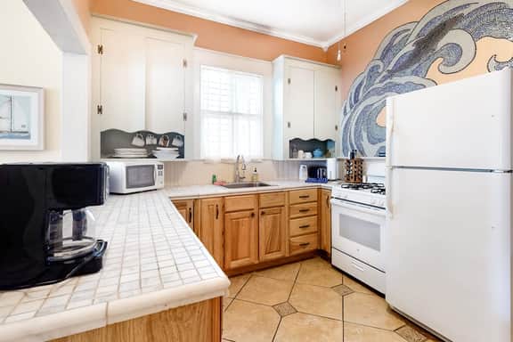Castaway Cottage - Big Backyard & Dog-Friendly - Image 3