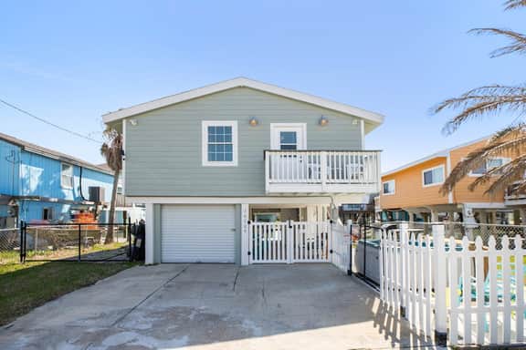 Crabbin Cabin - Waterfront Home with Balcony - Image 5