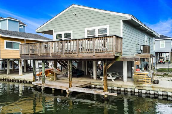Crabbin Cabin - Waterfront Home with Balcony - Image 2