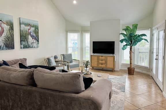 Seabreeze Serenity - Beachfront & Dog-Friendly - Image 3