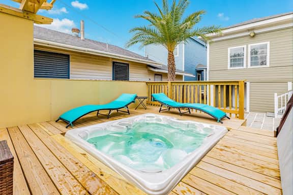Ocean Waves - Hot Tub, Fenced Yard & Dogs OK - Image 4