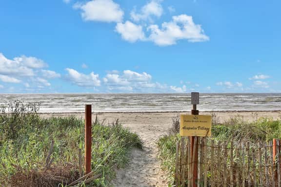 Seaside Cottage - Bayfront, Dock & Dog-Friendly - Image 2