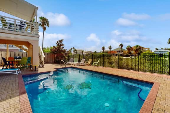 Hibiscus Hideaway Beach House - Image 2