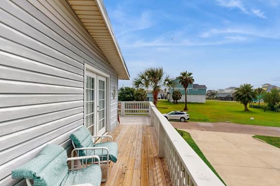 The Anchor Inn - Big Balcony, Steps to the Beach - Image 4