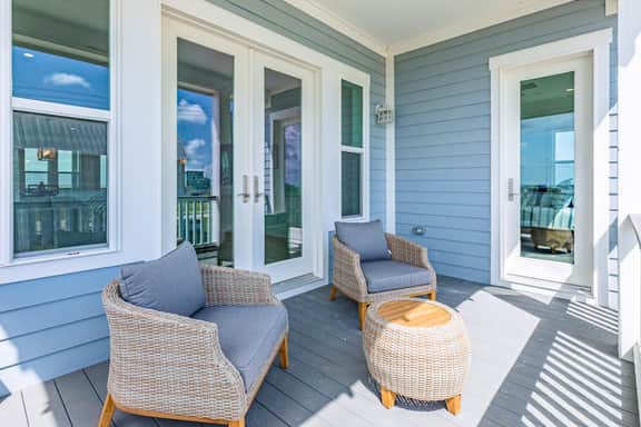The Blue Pelican - Bay Views, 3 Decks & Elevator - Image 2