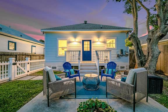 Crystal Cottage - Private Yard, Close to Beach - Image 3